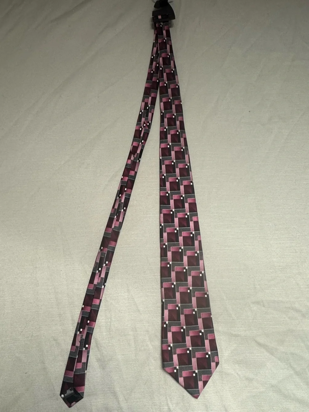 Arrow Men's Geometric Magenta and Black Silk Tie